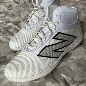 Brand new. New Balance White Men's baseball cleats. FuelCell 4040 v7 Mid-Metal